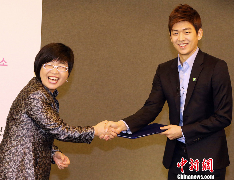 李龙大为某品牌营养品宣传清新面容帅气迷人