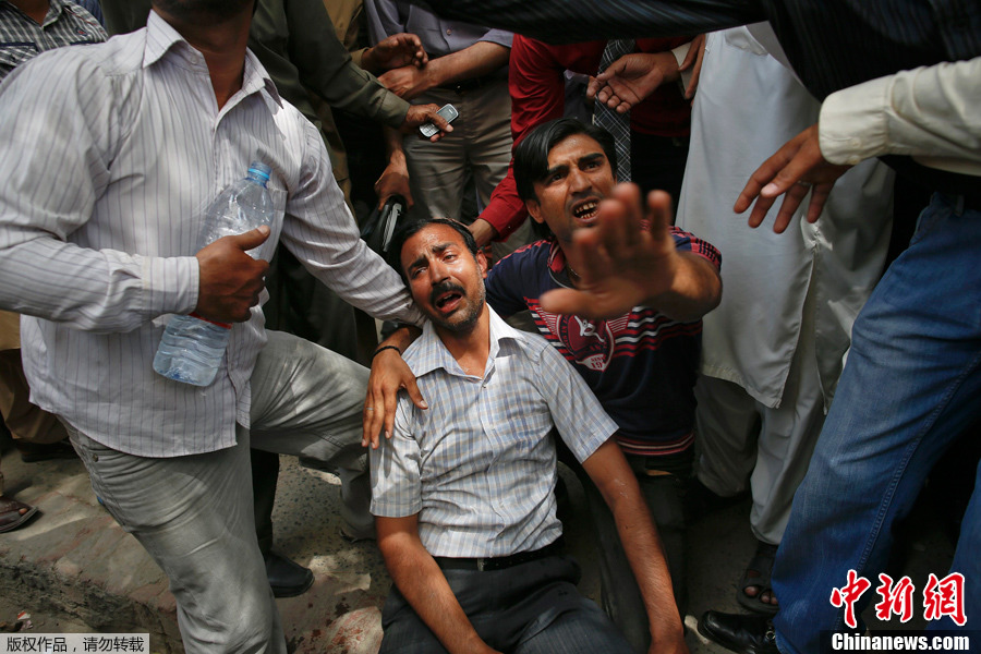 巴基斯坦一高层建筑发生火灾逃生男子惊魂甫定