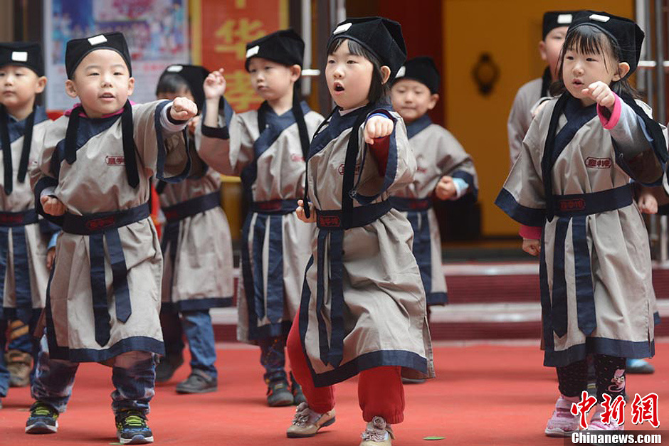 长春孩童穿汉服行跪礼 感恩母爱