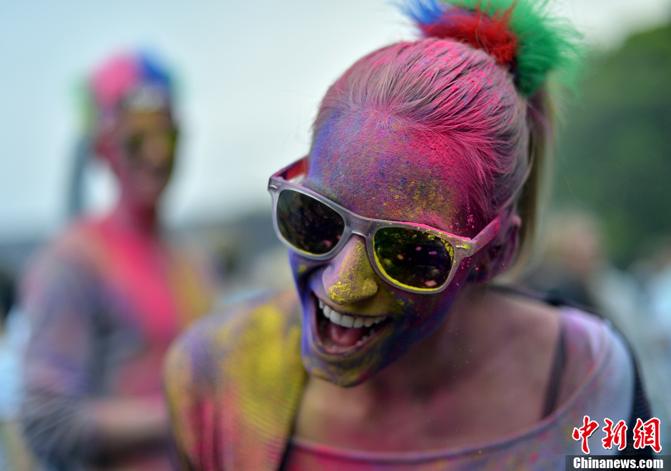 德国民众抛撒五彩粉末庆祝色彩节