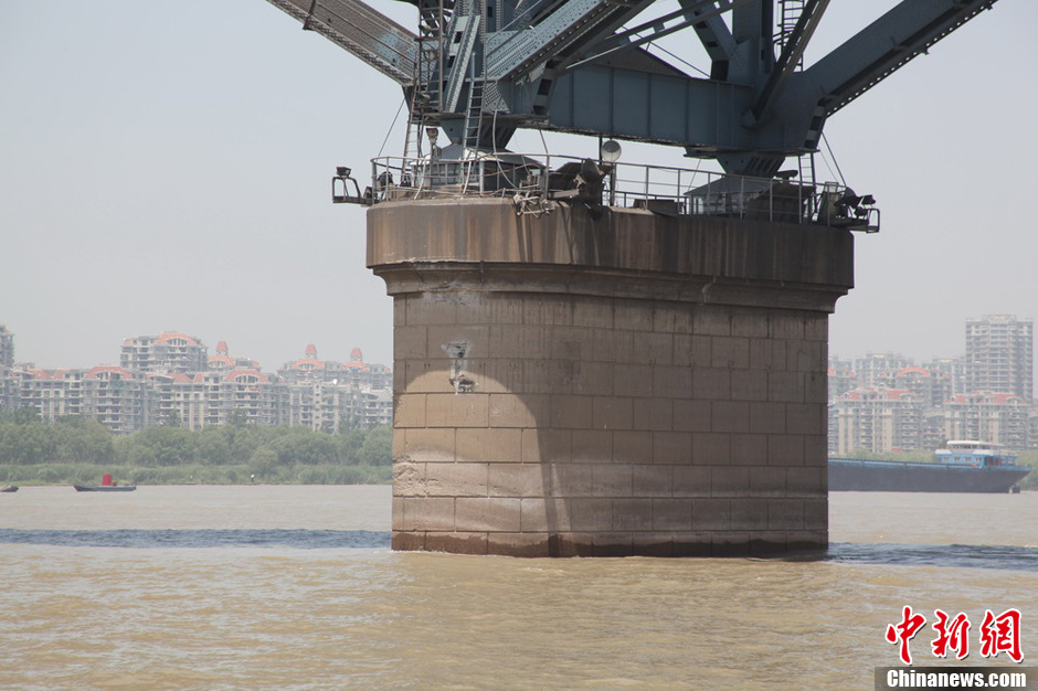 一海轮碰撞南京长江大桥后沉没18名船员全部获救