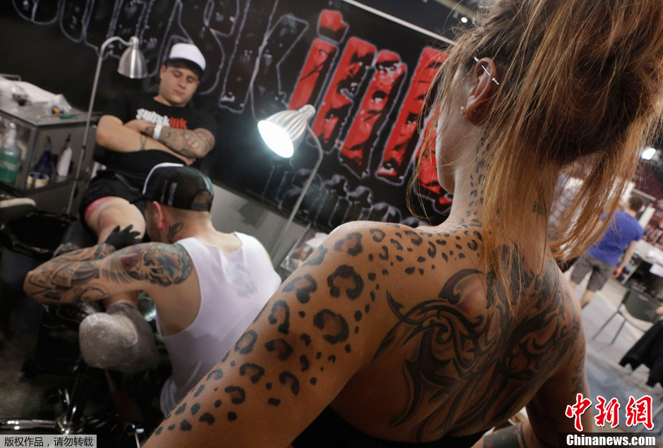 雅典国际纹身大会痛并快乐着