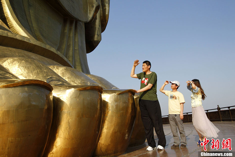 "中国第一巨人"与世界最高大佛"比身高"