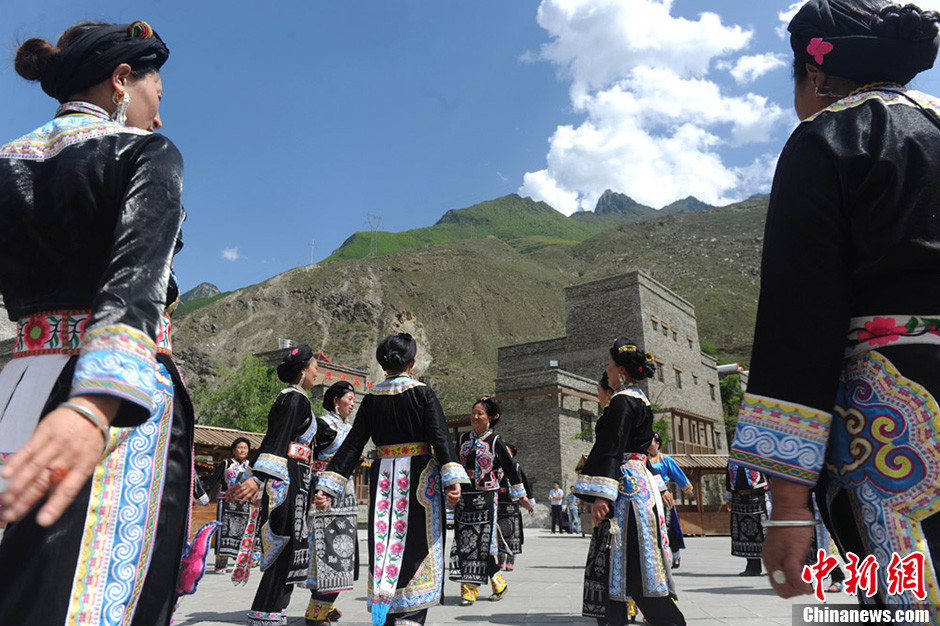 四川理县新羌寨里的莎朗舞