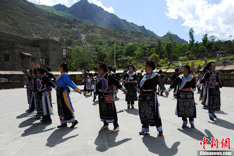 四川理县新羌寨里的莎朗舞