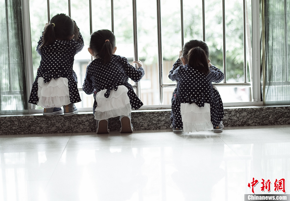 图片故事癌症母亲与她的三胞胎女儿