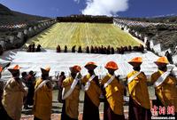 藏传佛教噶玛噶举派主寺楚布寺举行展佛仪式