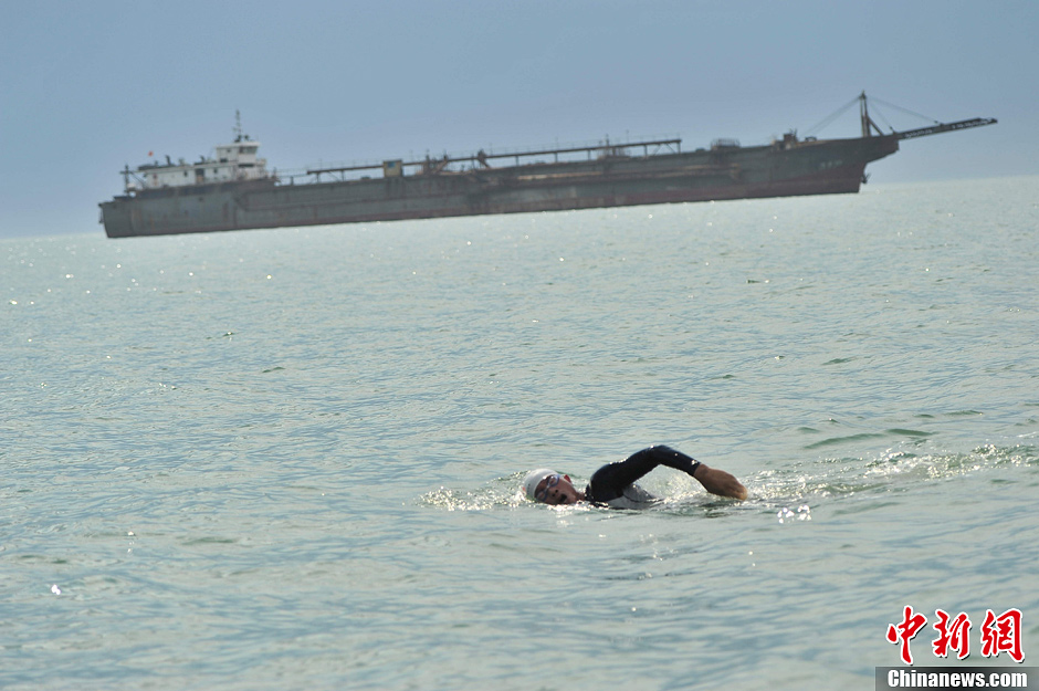 11名游泳爱好者成功横渡琼州海峡