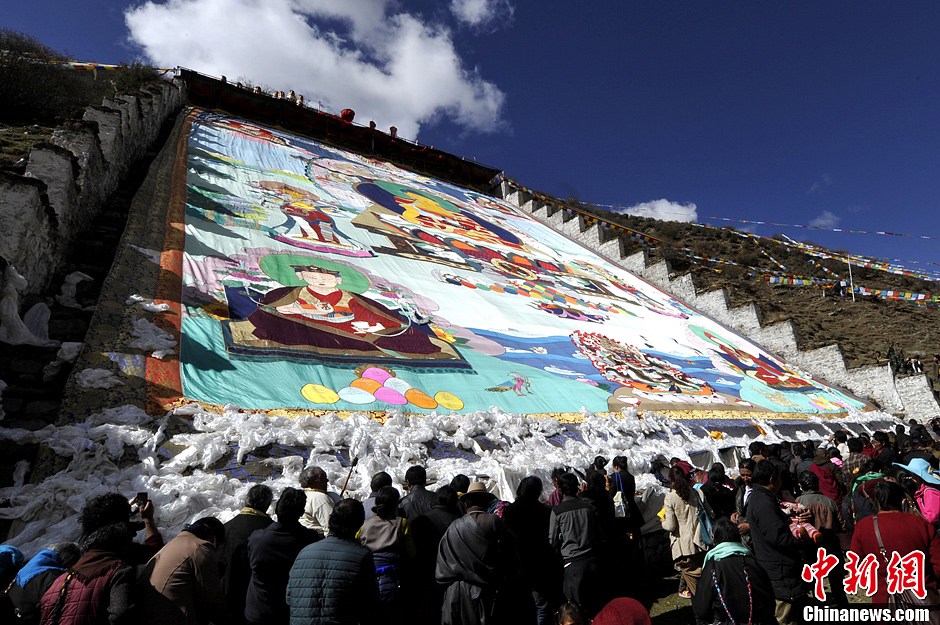 藏传佛教噶玛噶举派主寺楚布寺举行展佛仪式