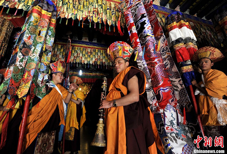 藏传佛教噶玛噶举派主寺楚布寺举行展佛仪式