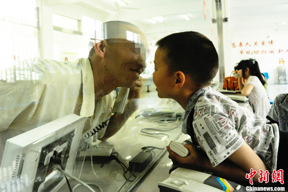 六一将至重庆服刑人员子女走进高墙探亲