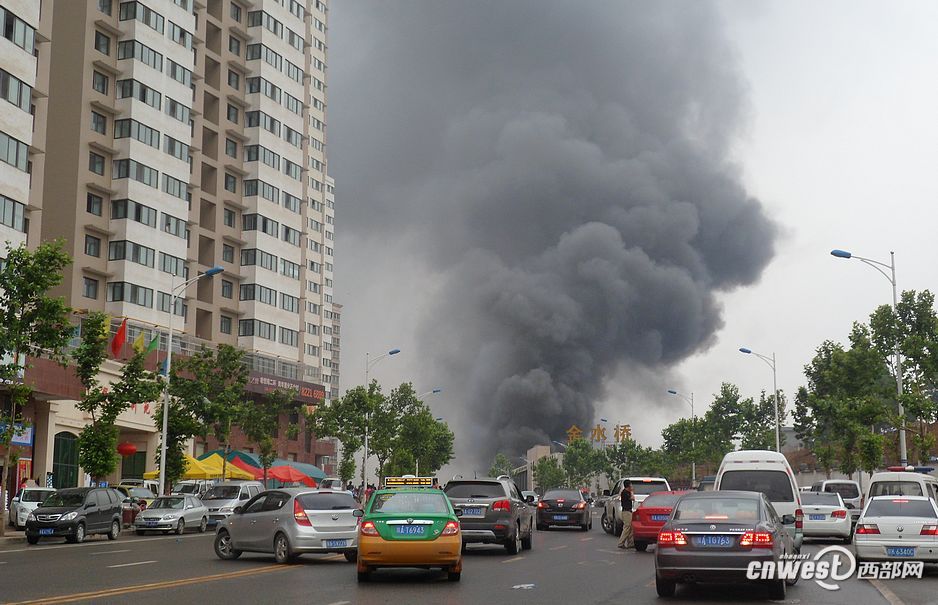 位于青龙路与经九路十字的西部家具城北门一店铺着火