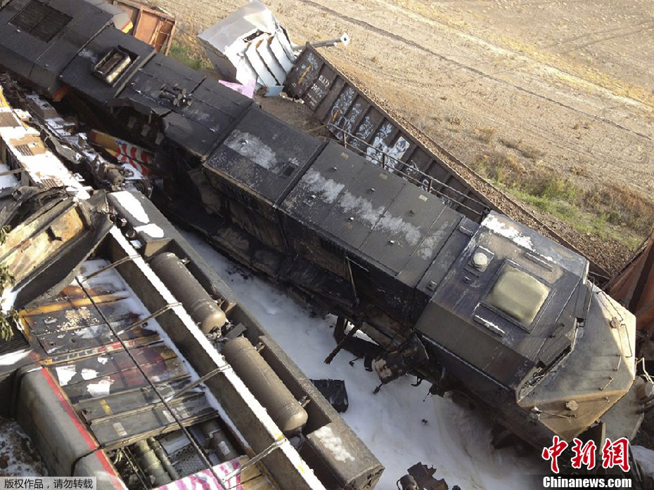 美国两列火车相撞致高架桥垮塌多人受伤