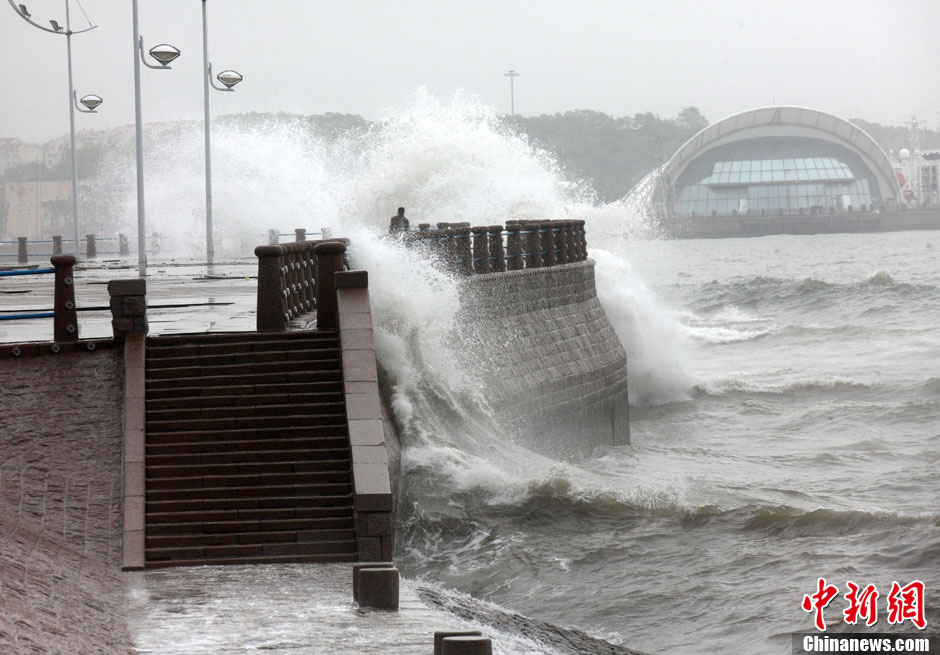 狂风暴雨突袭青岛百年栈桥险成断桥