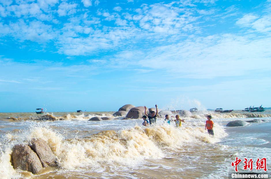 广西钦州三娘湾现大潮景观游客海边逐浪