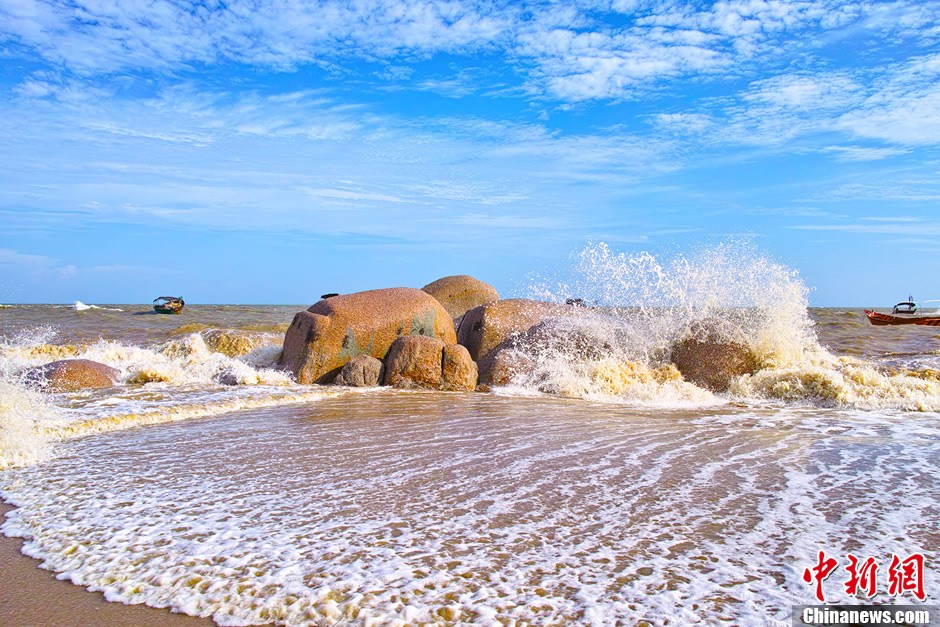 广西钦州三娘湾现大潮景观游客海边逐浪