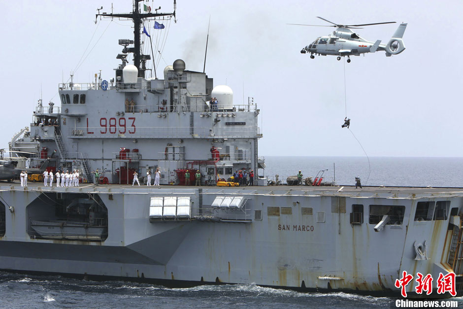 中国海军特战队员滑降北约508编队指挥舰