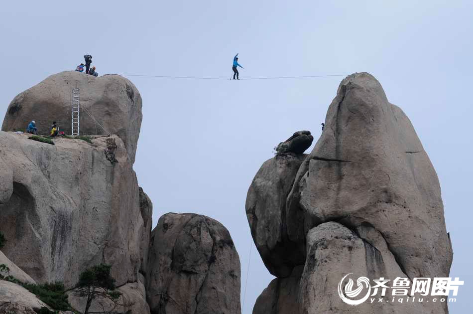 江苏男子海拔700米山崖赤脚走扁带场面惊险