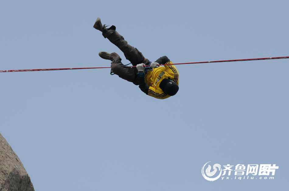 江苏男子海拔700米山崖赤脚走扁带场面惊险