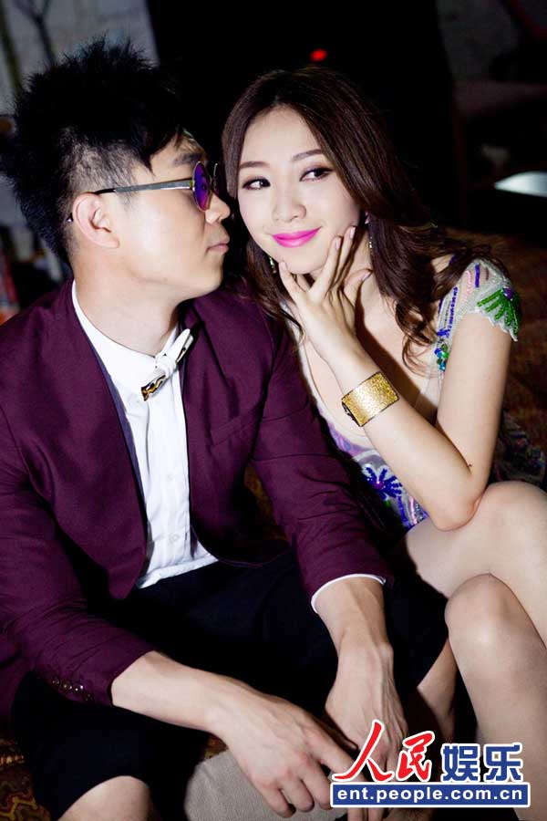 柳岩花色钉珠透视裙惊艳亮相与大鹏甜蜜热吻