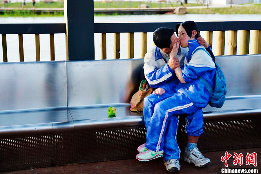 福建展出雷人雕塑中学生激情相拥玩舌吻12