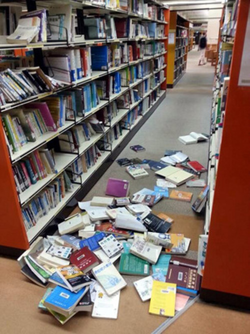 台湾南投6.7级地震 图书馆书籍掉落一地