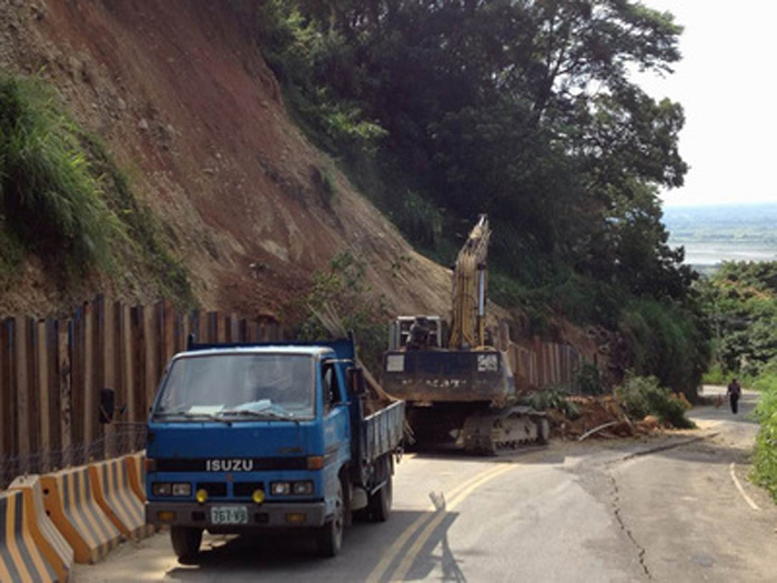 台湾南投6.7级地震 公路旁斜坡发生坍塌
