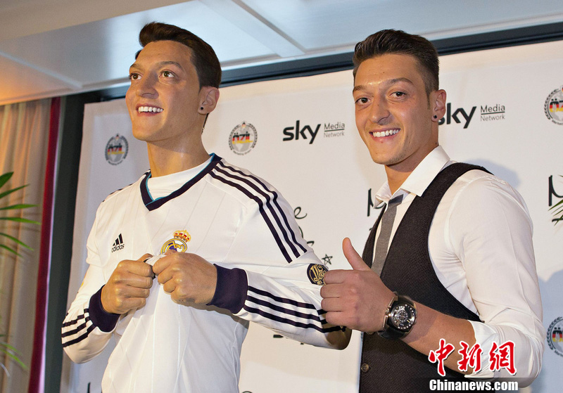 厄齐尔蜡像进驻杜莎馆惟妙惟肖难辨真假