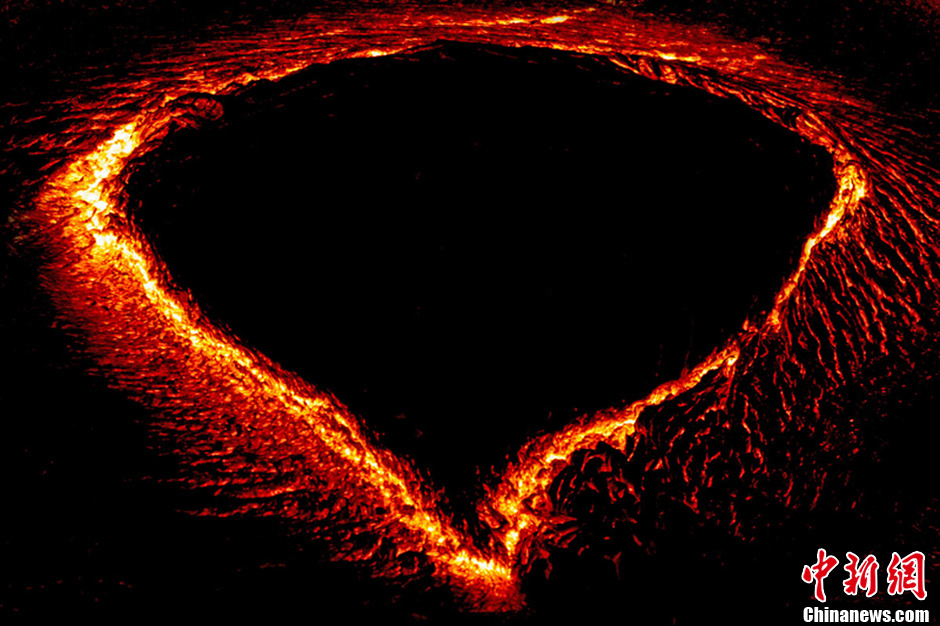 岩浆喷涌画面壮观瑰丽无比