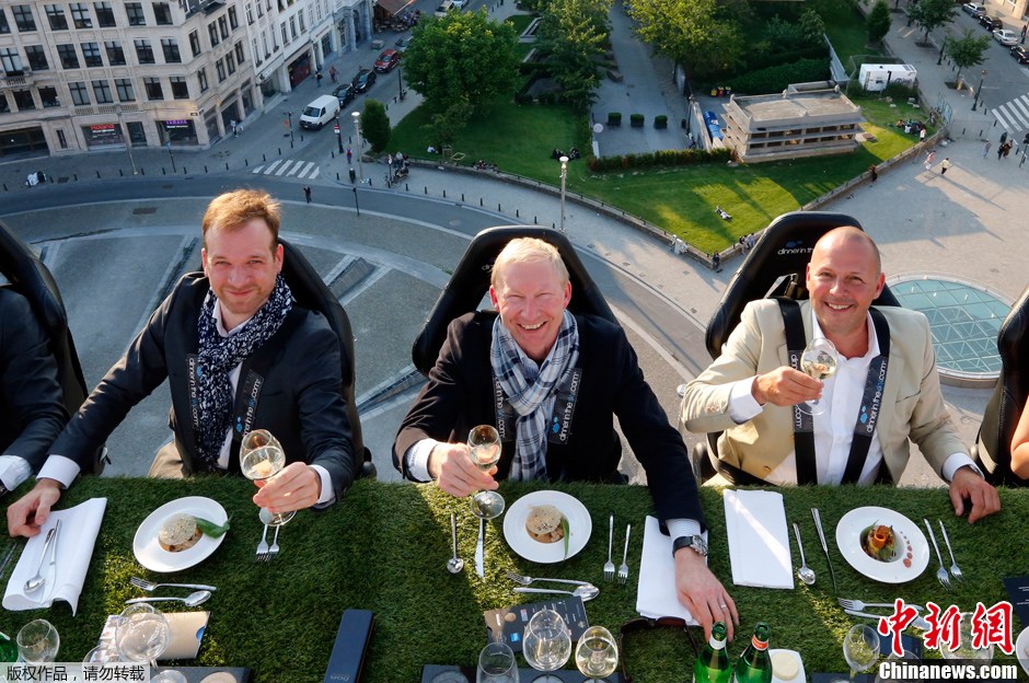 比利时“空中餐厅”别具一格  被吊45米悬空享美食