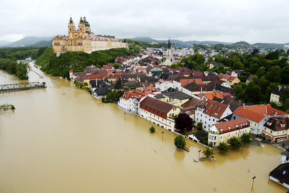 世纪洪水淹没下的中欧大地