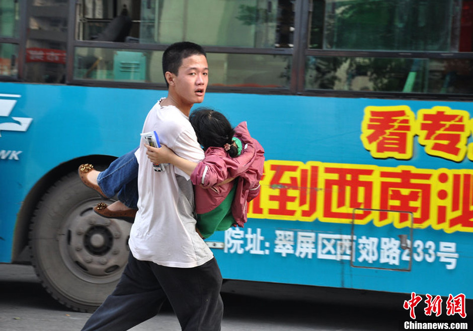 高考女生考场内昏迷 同场男生抱起送医