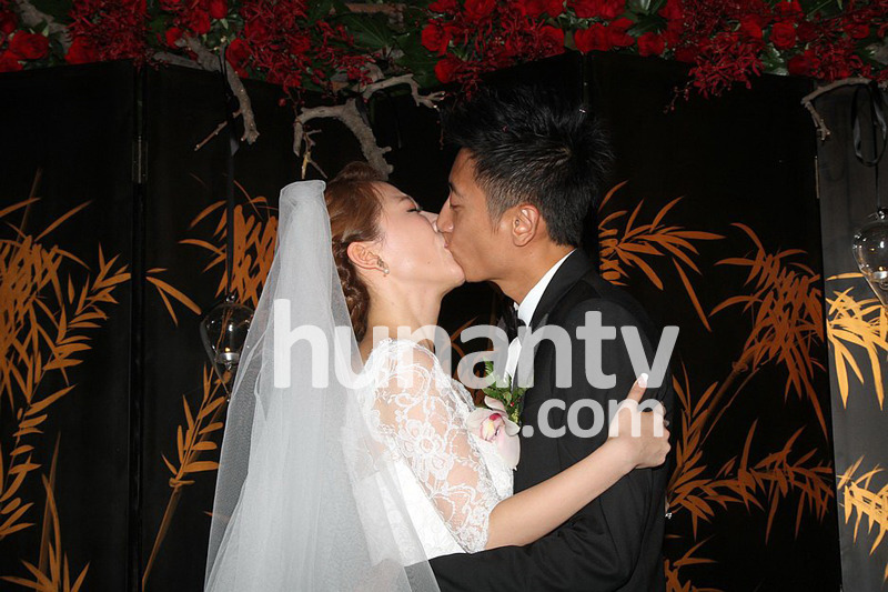 超女唐笑北京大婚 当众热吻惊艳全场