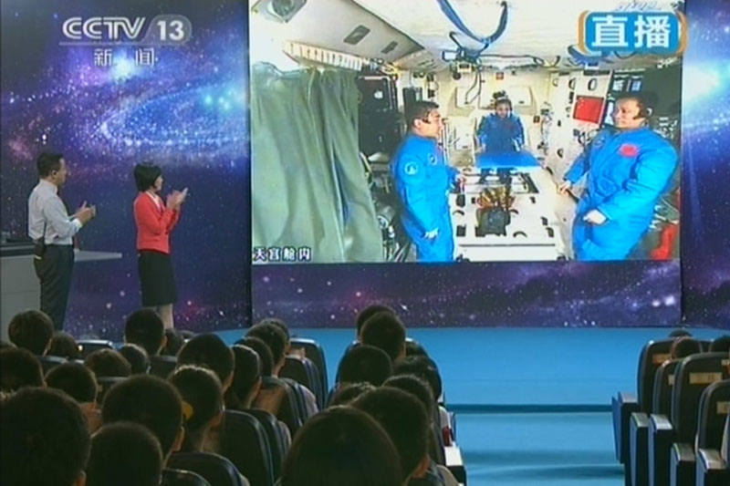 中国航天员首次太空授课 王亚平登“最高”讲台