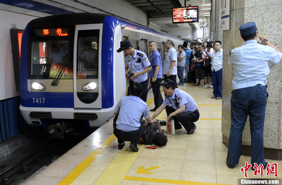 一男子从北京地铁站台坠落