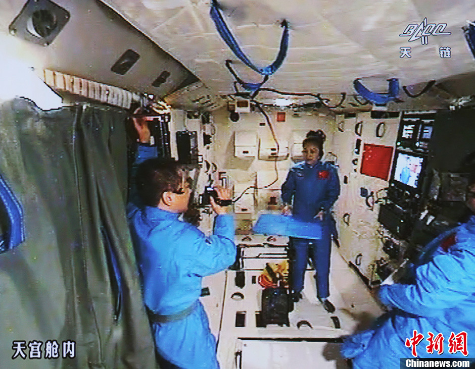 中国航天员首次太空授课 王亚平登“最高”讲台