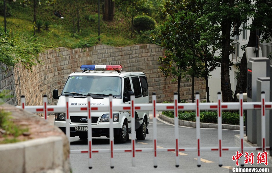图为押运犯罪嫌疑人警车开进法院地下车库.陈超 摄发布时间:20