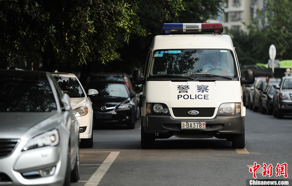 图为法院外随处可见警车巡逻.陈超 摄发布时间:2013-06-20 10