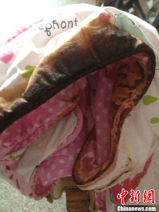 武汉大学生楼顶晒被子被罩被太阳烤糊