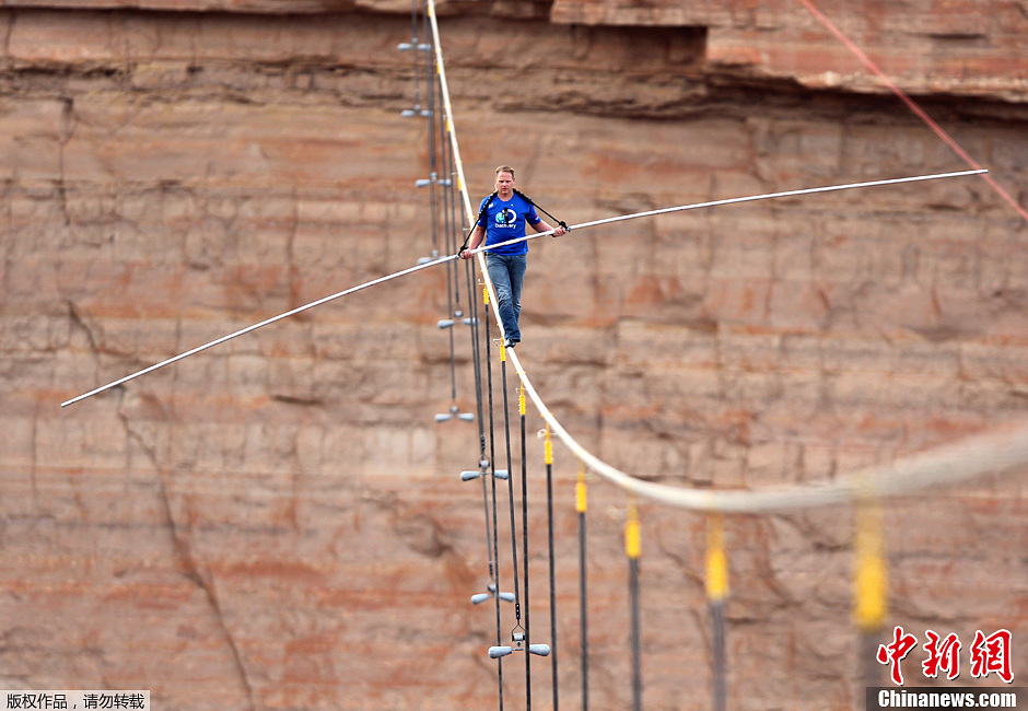美国钢索特技大师尼克瓦伦达成功穿越大峡谷