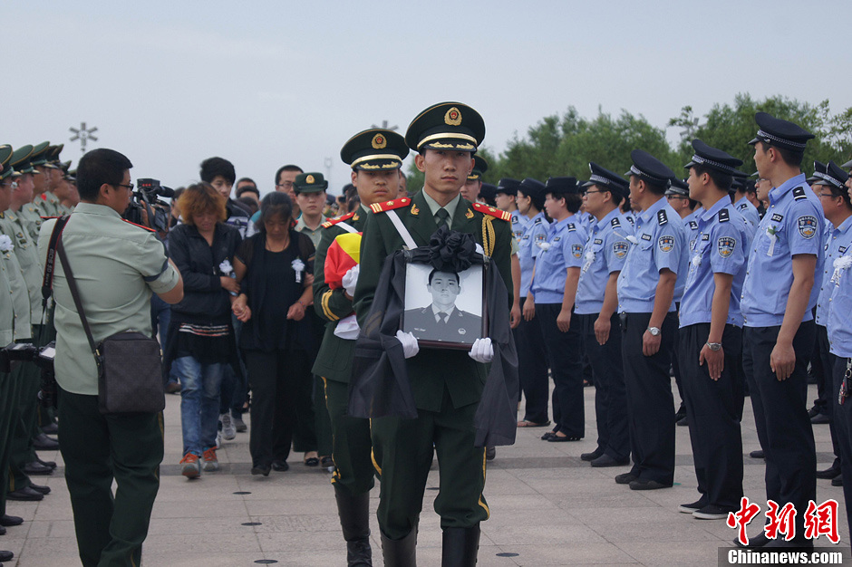 两千余民众在山西省朔州市塞北烈士陵园送别一位年仅20岁的烈士杜晓烨