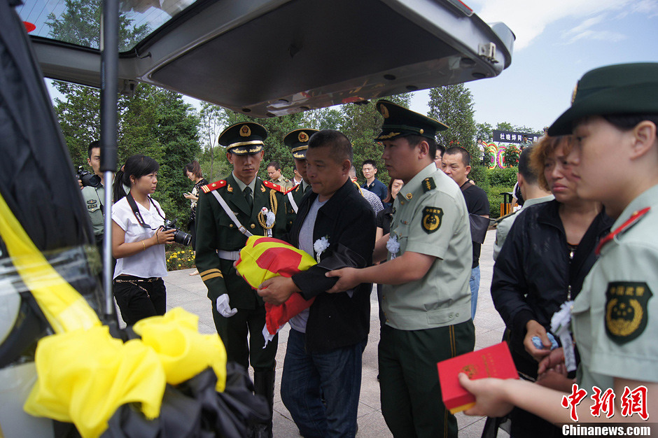 两千余民众在山西省朔州市塞北烈士陵园送别一位年仅20岁的烈士杜晓烨