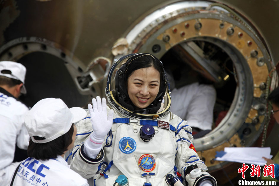 中国首位“太空老师”神十女航天员王亚平健康出舱