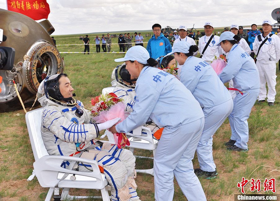 “神十”成功返回 地面人员向航天员献花