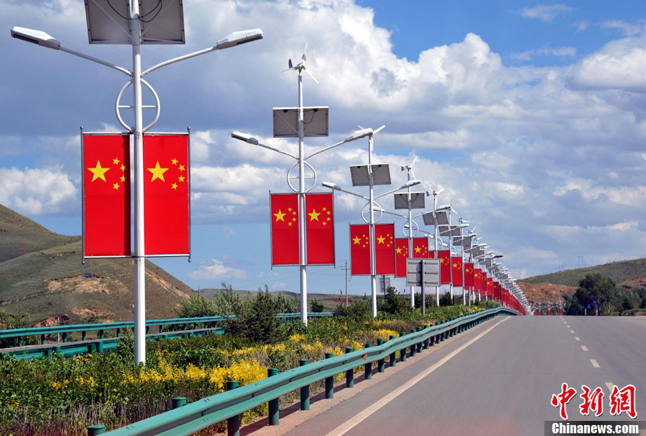内蒙古公路五星红旗招展欢迎“神十”回家