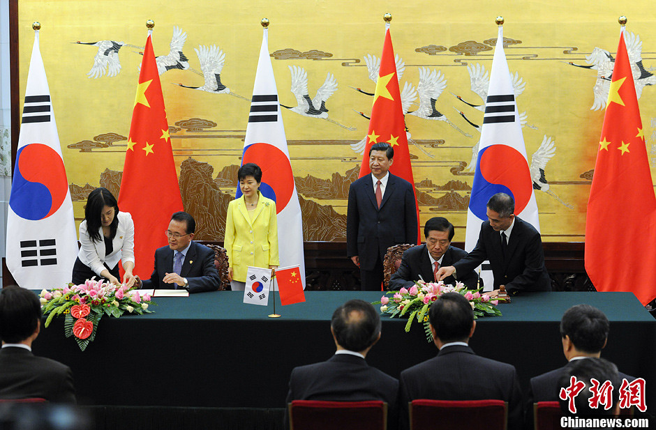 习近平同朴槿惠出席中韩多项双边合作文件签署仪式