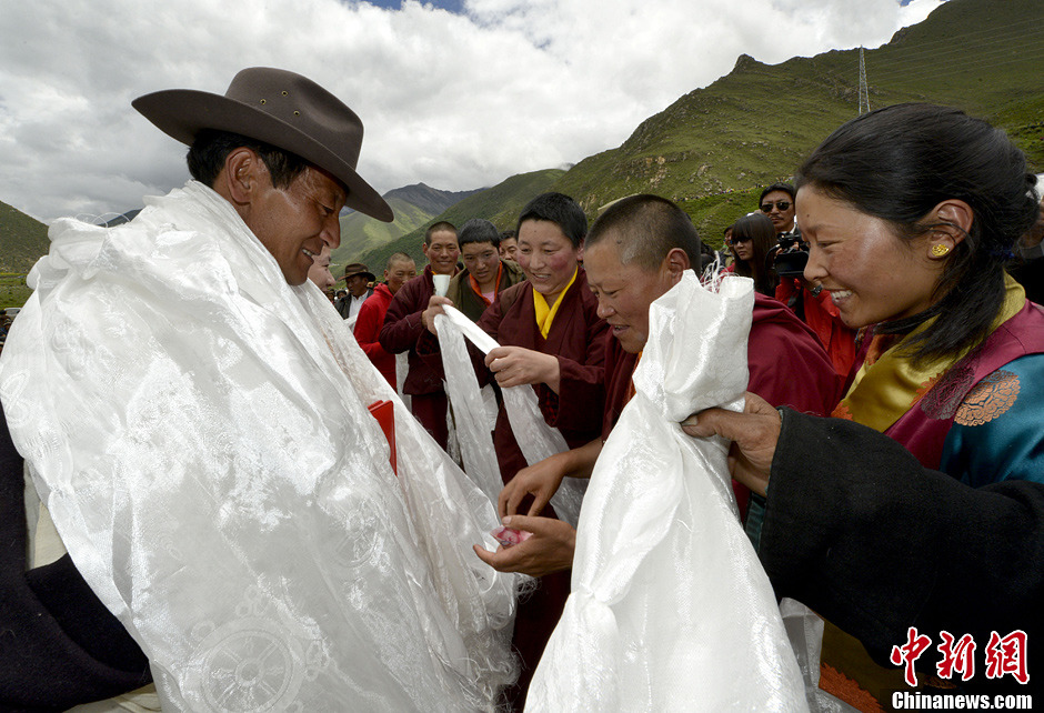 当日,长120米,宽85米,总面积10200平方米的直贡噶举金锦宝串唐卡在