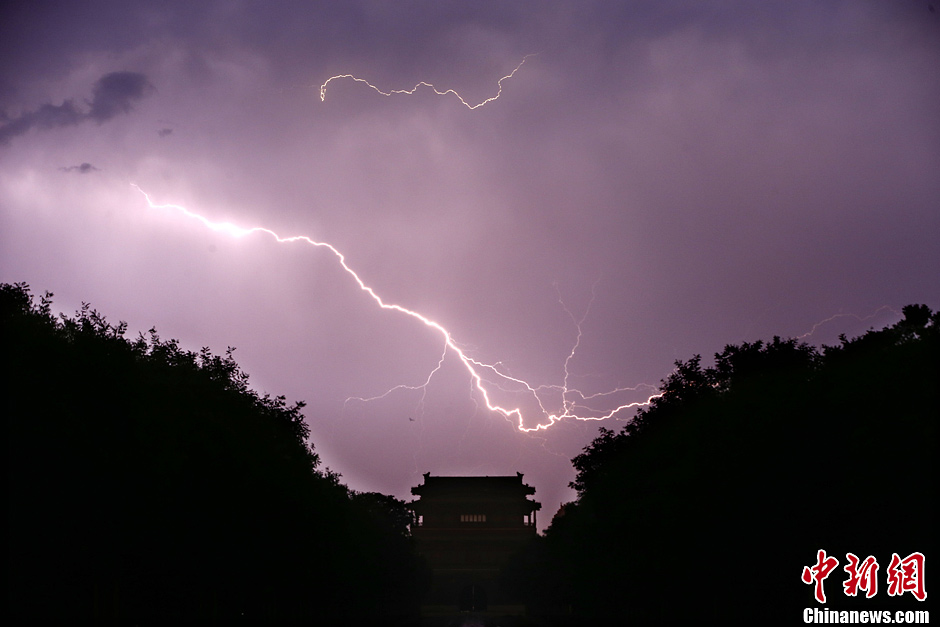 北京遭遇雷雨天气闪电划破夜空