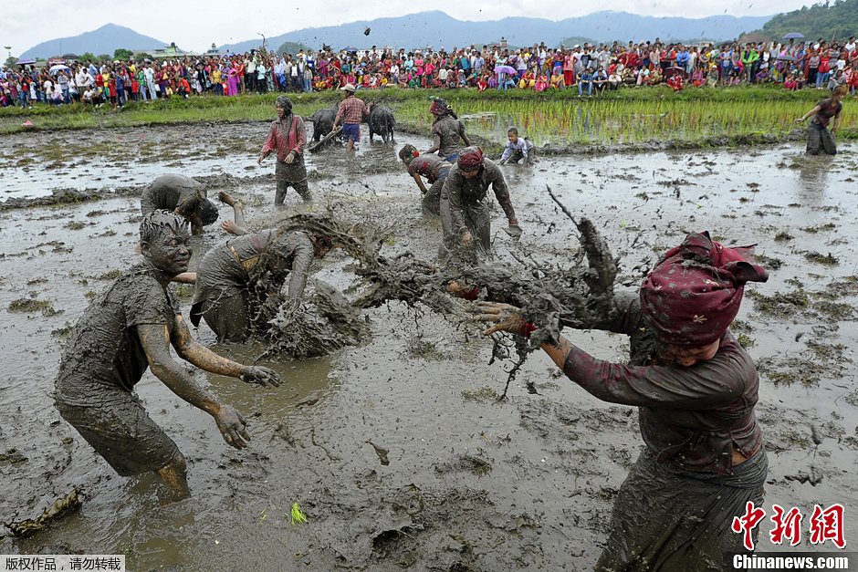 尼泊尔民众庆祝“水稻日” 互泼泥浆祈福