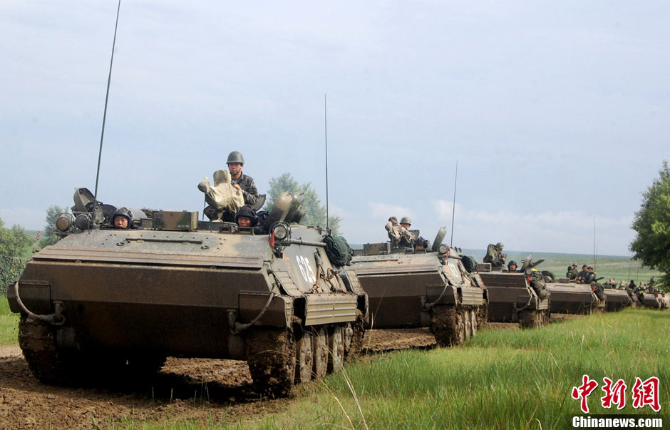 6月30日,沈阳军区某装甲旅组织部队挺进科尔沁草原展开战术远程机动